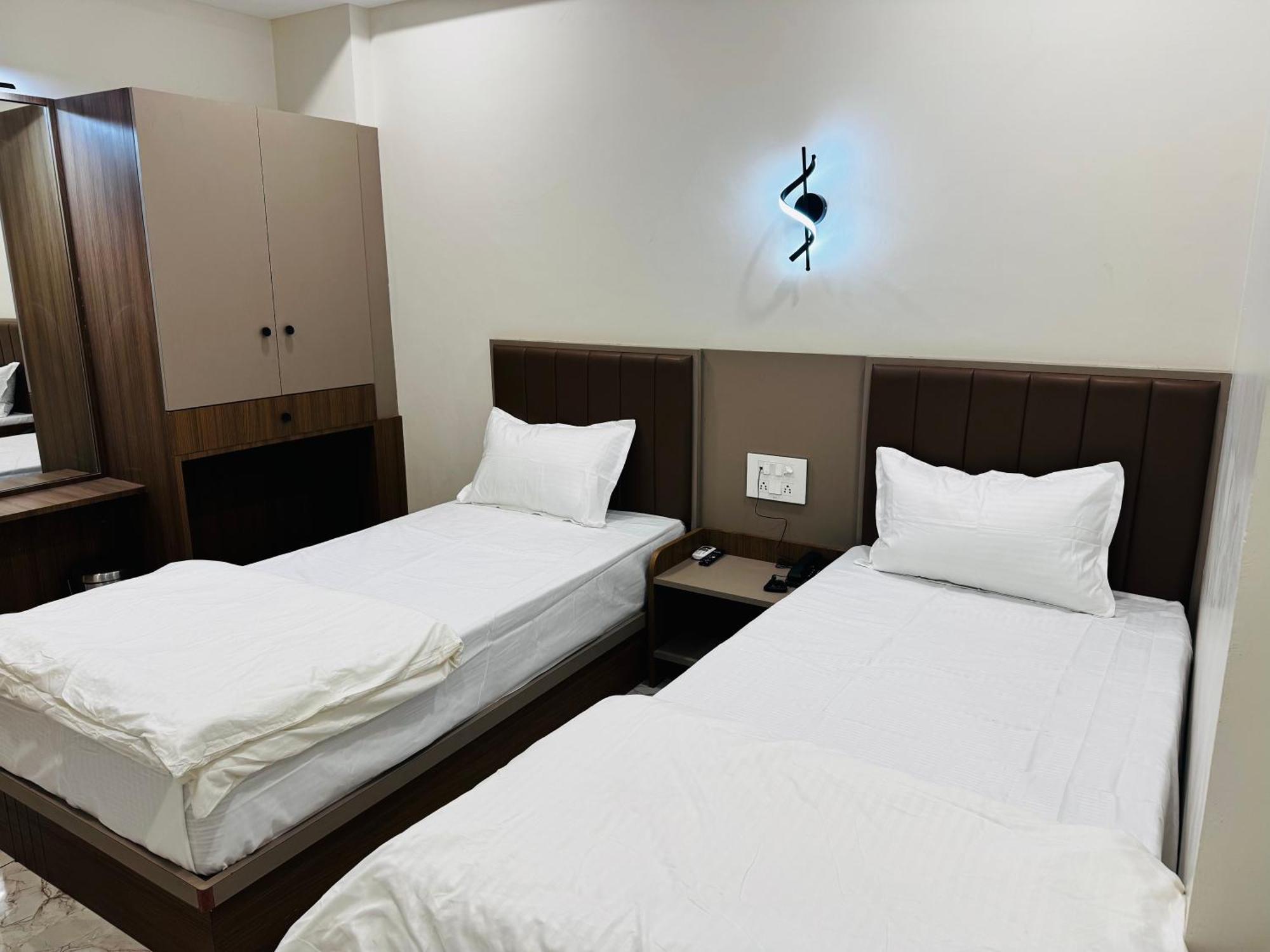Hotel Fun N Food Бхудж Экстерьер фото