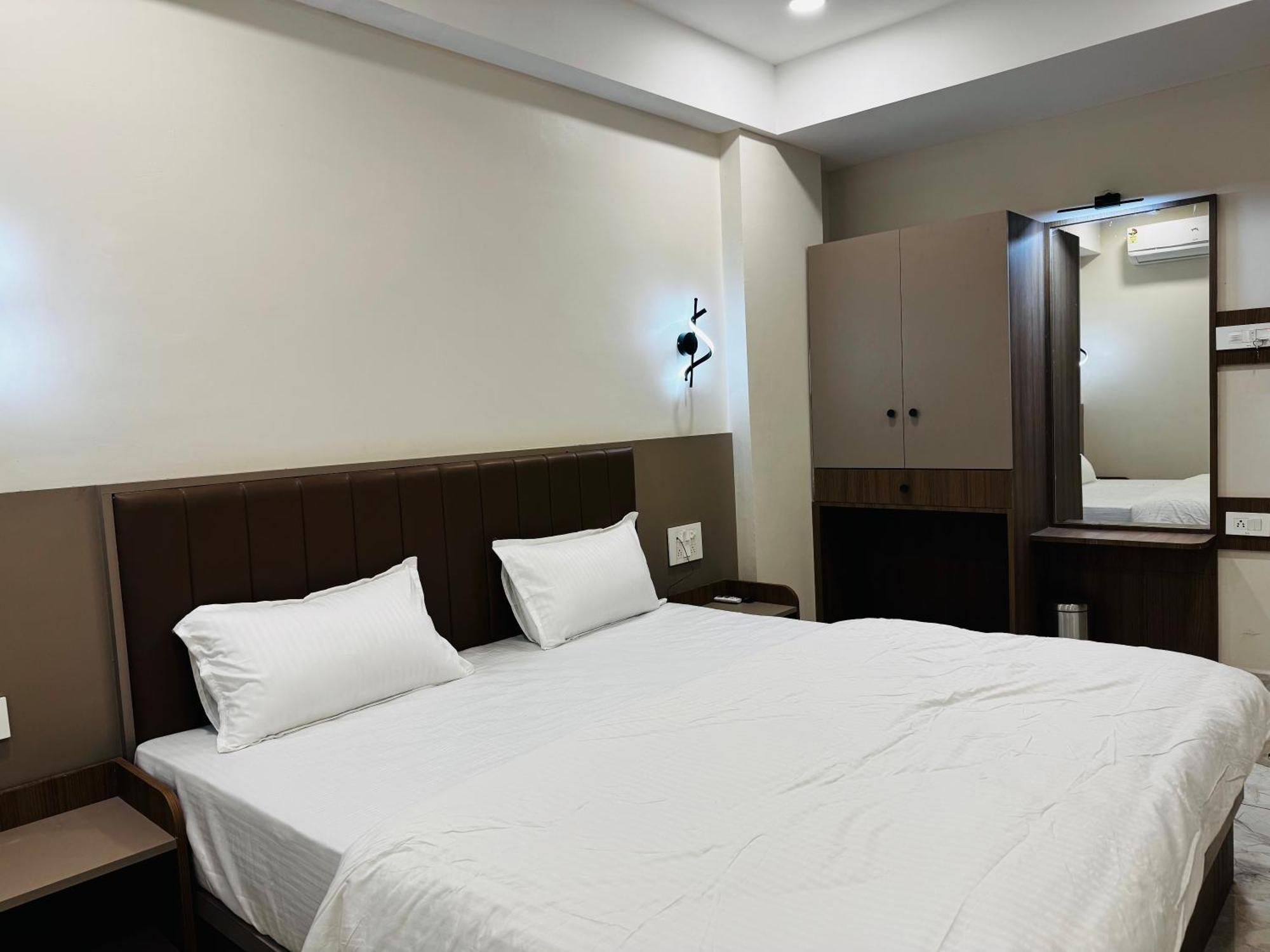 Hotel Fun N Food Бхудж Экстерьер фото